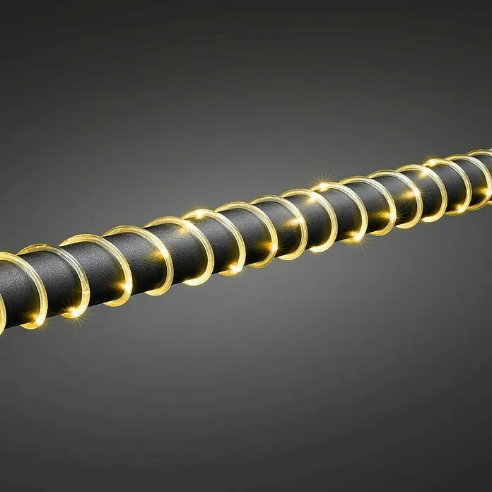 Konstsmide LED-Lichtschlauch -  - Eine Detailaufnahme einer Lichterkette, die spiralförmig um einen schwarzen Stab gewickelt ist und warmes, gelbes Licht ausstrahlt.