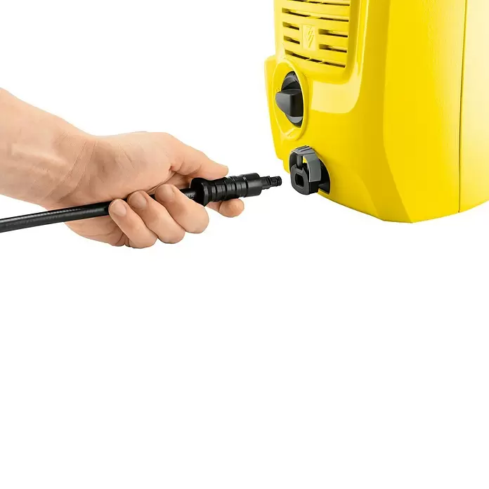 Kärcher Hidrolimpiadora de alta presión K2 Universal Edition - 110 bar, 1.400 W, Capacidad de bombeo: 360 l/h - Mano conectando una manguera negra con conector rápido a la hidrolavadora Kärcher amarilla.