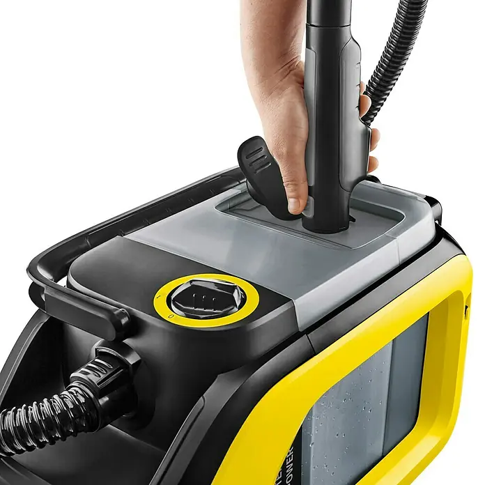 Kärcher Akku-Waschsauger SE 3-18 Compact - 18 V, Ohne Akku, 2,5 Ah - Detailansicht eines Kärcher Dampfsaugers, der die einfache Bedienung und das moderne Design des Produkts hervorhebt.