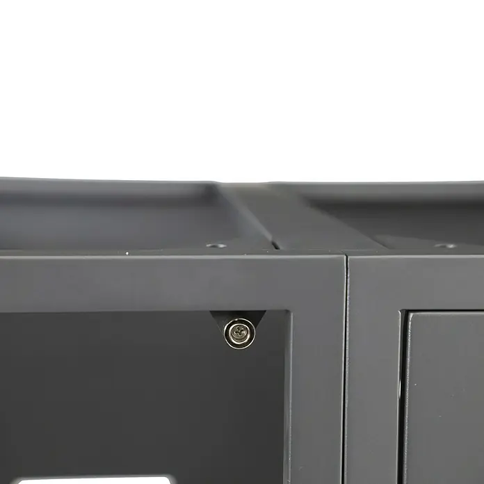 Sunfun Mülltonnenbox - B x T: 268 x 81,5 cm, Anthrazit, Stahl, Geeignet für Anzahl Mülltonnen: 4 Stk. - Nahaufnahme eines grauen Metallschranks, der ein modernes und robustes Design mit einer Schraube in der Ecke zeigt.
