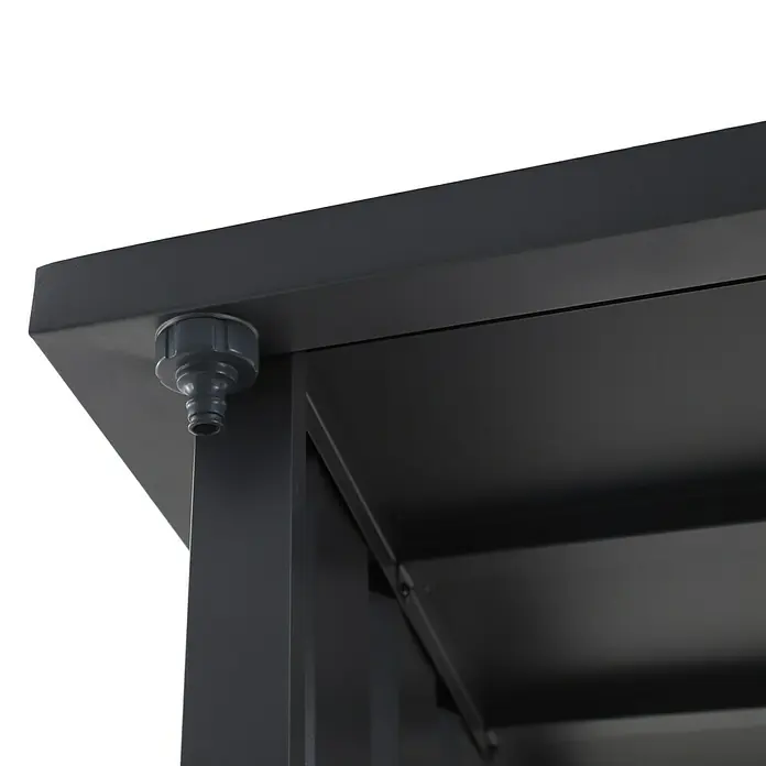 Gardol Kaminholzregal - 160 x 90 x 200 cm, Stahl, Anthrazit - Detailaufnahme eines schwarzen Pavillons mit einem dunklen Abflussrohr unter der Dachkante. Das Rohr ist gut sichtbar.
