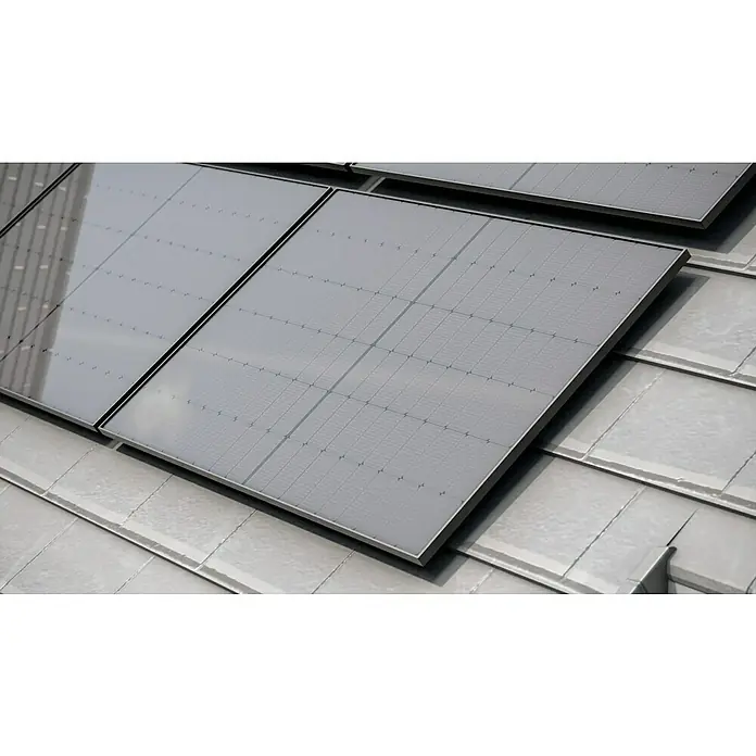 Solarmodul HT54-18X(ND)-F - 0% MwSt. (gem. § 12 Abs. 3 UStG) - Bifazial, Nennleistung: 450 W, L x B x H: 3 x 113,4 x 172,2 cm - Ansicht von Solarmodulen auf einem Dach mit grauen Ziegeln, die umweltfreundliche und nachhaltige Energielösungen bieten.