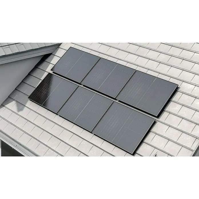 EcoFlow Solarmodul-Set Full Black - 0% MwSt. (gem. § 12 Abs. 3 UStG)800 W, L x B x H: 172 x 113 x 3,5 cm, Wirkungsgrad Solarzelle: 23 % - Sechs nahtlos integrierte Solarzellen auf einem Dach mit grauen Schindeln, die moderne Energieerzeugung und ästhetisches Design vereinen.