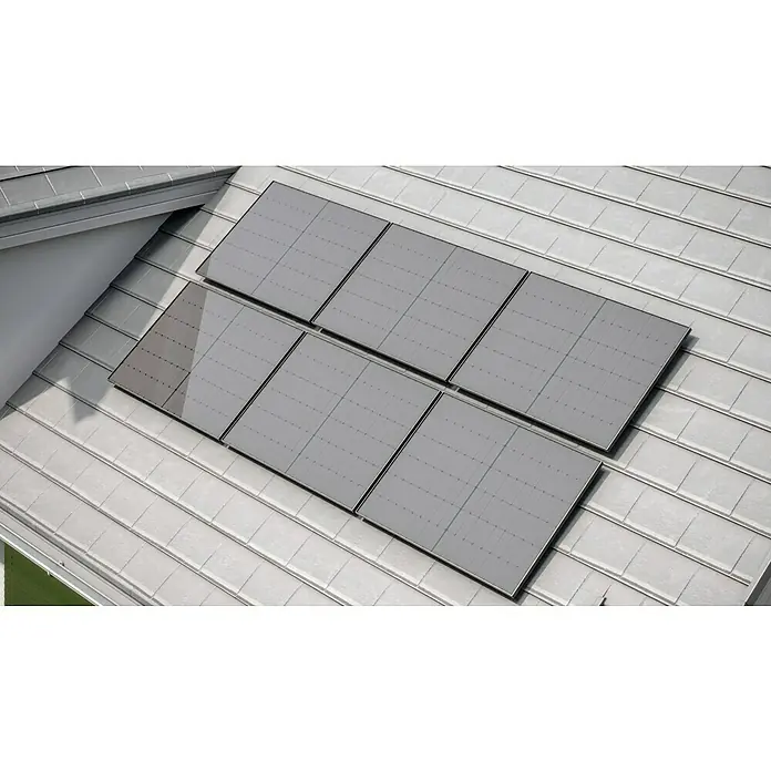 Solarmodul HT54-18X(ND)-F - 0% MwSt. (gem. § 12 Abs. 3 UStG) - Bifazial, Nennleistung: 450 W, L x B x H: 3 x 113,4 x 172,2 cm - Nahaufnahme von grauen Solarzellen, die auf einem Dach installiert sind und saubere Energie erzeugen.