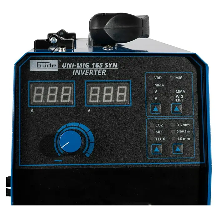 Güde Kombi-Schweißgerät UNI-MIG 165 SYN - Schweißstrom: 20 A - 160 A - Aufnahme einer Güde UNI-MIG 165 SYN Inverter Schweißmaschine, die die Bedienelemente und das Display des Geräts hervorhebt.