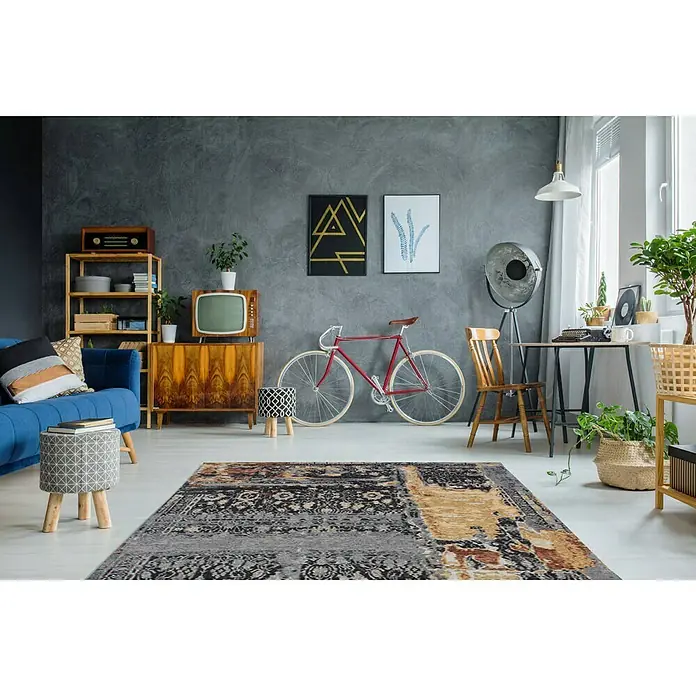Kayoom Flachgewebeteppich Blaze - Grau/Braun, 150 x 75 cm, 74 % Polyester - Einrichtungsszene mit einem auffälligen gemusterten Teppich im Vordergrund, der den Raumcharakter unterstreicht.