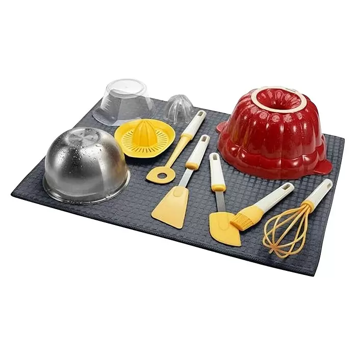 Tescoma Abtropfmatte Presto XXL - 60 x 45 cm, Mikrofaser - Küchenutensilien: Stahlschüssel, Plastikschüsseln, Zitruspresse, Spatel, Pinsel, Schneebesen, rote Gugelhupfform, auf grauer Matte trocknend.