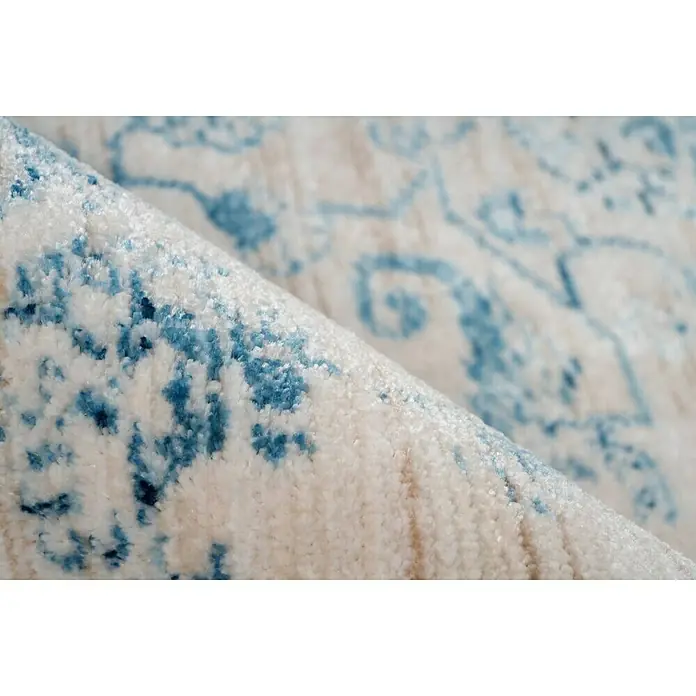 Kayoom Kurzflorteppich Baroque I - Creme/Blau, 150 x 80 cm, 100 % Polyester - Nahaufnahme eines hellen Teppichs mit blauem Muster, der eine weiche Textur und ein elegantes Design zeigt.