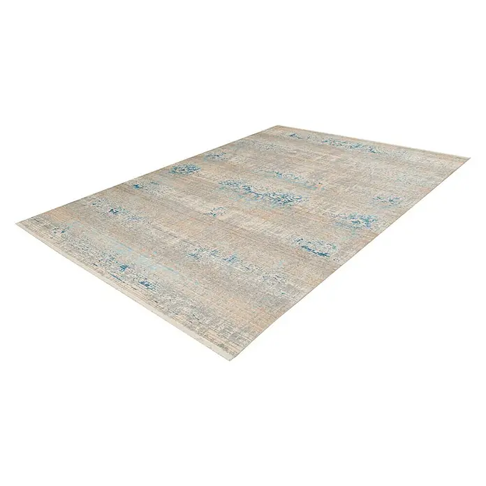 Kayoom Kurzflorteppich Baroque - Beige/Blau, 170 x 120 cm, 100 % Polyester - Ein rechteckiger Teppich mit abstraktem Muster in Beige- und Blautönen. Der Teppich liegt diagonal auf einer weißen Fläche.