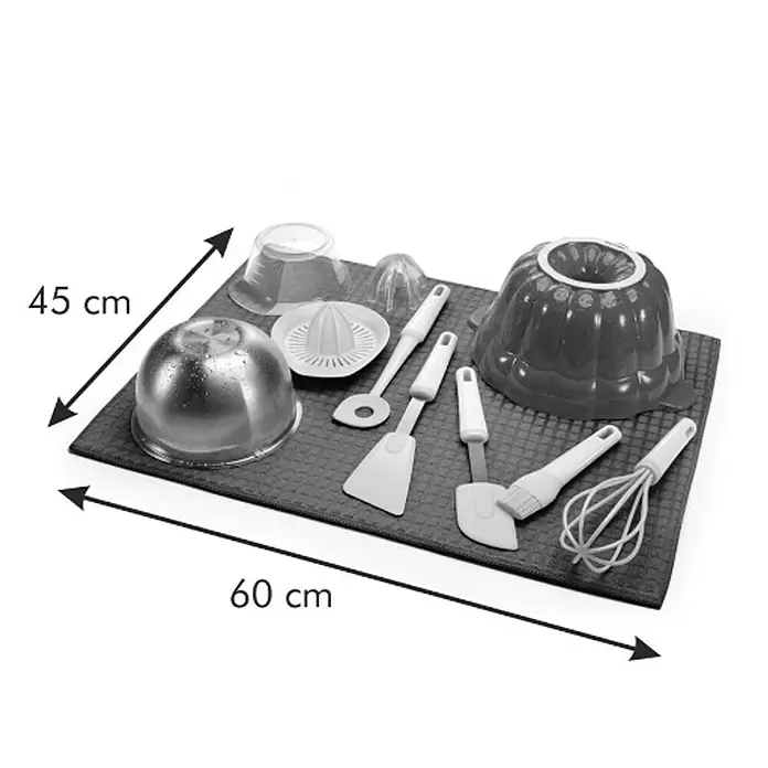 Tescoma Abtropfmatte Presto XXL - 60 x 45 cm, Mikrofaser - Sortiertes Küchen- und Backzubehör auf einer 60x45 cm Matte: Metallschüssel, Kunststoffformen, Zitruspresse, Spatel, Schneebesen und Pinsel.
