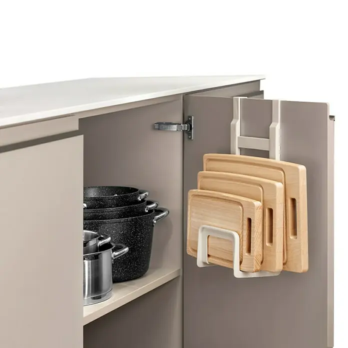 Tescoma Hängeregal Flexi Space - 18 x 11,5 x 37 cm, Weiß - Küchenschrank mit Töpfen und Holzschneidebrettern, die an einem weißen Halter an der Innenseite der Schranktür aufgehängt sind.