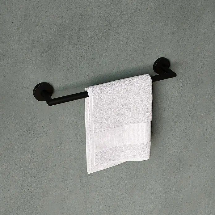 Cosmic Start Toallero de barra - 40 cm, Negro - Toallero con una toalla blanca sobre una pared gris. El toallero es de metal negro y tiene un diseño moderno.