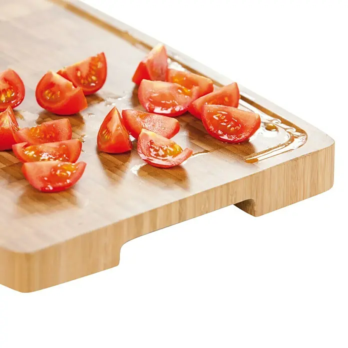Tescoma Schneidebrett Azza - 50 x 33 x 4 cm, Bambus - Frisch gehackte Tomaten auf einem Bambus-Schneidebrett, das die natürliche Schönheit des Holzes hervorhebt und perfekt zum Zubereiten von Speisen geeignet ist.