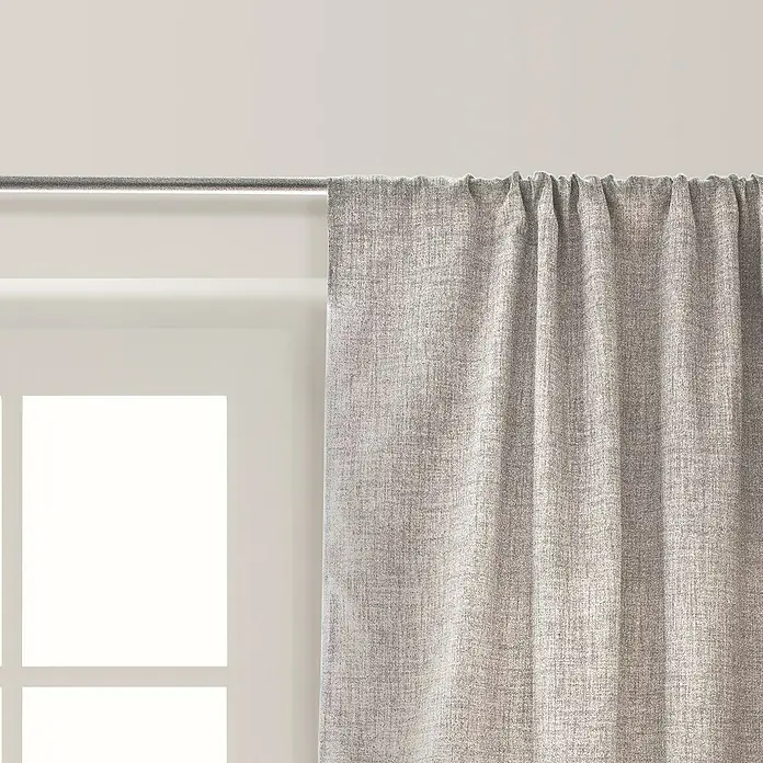 Cortinas Oscurante Pasabarra Termorreguladora - An x Al: 140 x 300 cm, Gris, Textil - Cortina gris con pliegues colgando de una barra metálica frente a una ventana, proporciona privacidad y control de luz.