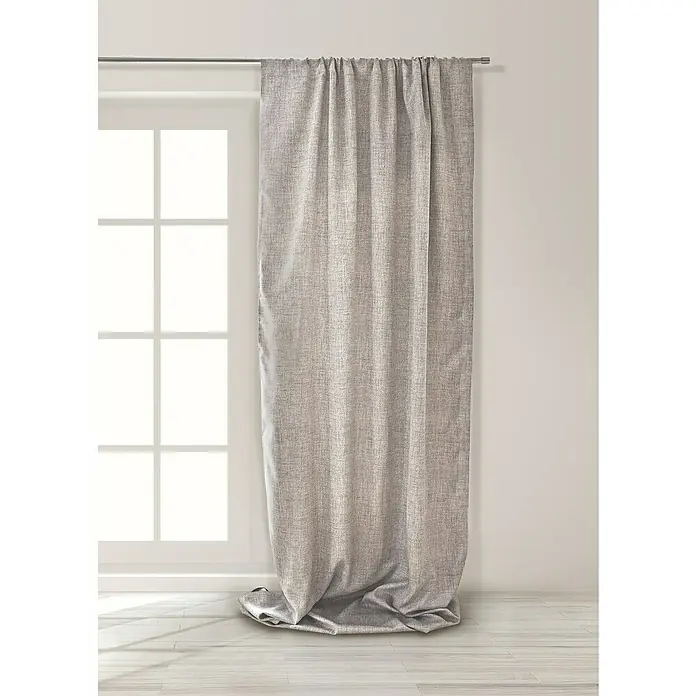 Cortinas Oscurante Pasabarra Termorreguladora - An x Al: 140 x 300 cm, Gris, Textil - Cortina gris texturizada colgada de una barra, que proporciona oscurecimiento de la habitación junto a una ventana con marcos blancos.