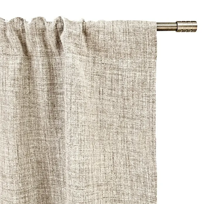 Cortinas Oscurante Pasabarra Termorreguladora - An x Al: 140 x 300 cm, Gris, Textil - Primer plano de una cortina gris con textura que cuelga de una barra de cortina plateada, ofreciendo una opción de decoración elegante para la ventana.