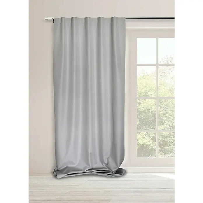 Cortina opaca Termorreguladora - An x Al: 140 x 300 cm, 100% poliéster, Gris - Una cortina opaca gris cuelga frente a una ventana, proporcionando privacidad y oscuridad a la habitación. El diseño simple complementa cualquier decoración.