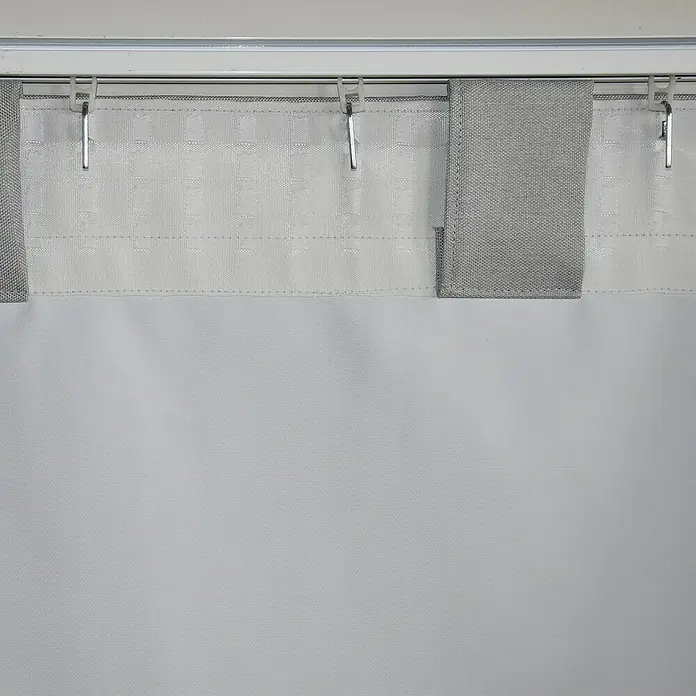 Cortina opaca Termorreguladora - An x Al: 140 x 300 cm, 100% poliéster, Gris - Primer plano de cortina colgada con cinta de pliegues y ganchos metálicos sujetos a un riel. El producto es de alta calidad.