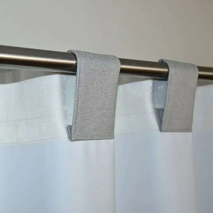 Cortina opaca Termorreguladora - An x Al: 140 x 300 cm, 100% poliéster, Gris - Primer plano de cortinas blancas colgadas con lazos grises en una barra de cortina, mostrando un estilo moderno y minimalista.