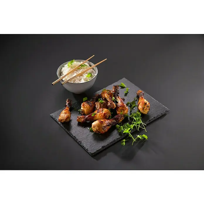 Tescoma Serviertablett Grandchef - L x B: 30 x 20 cm, Steingut - Dieses Bild zeigt eine köstliche Mahlzeit mit gebratenen Hähnchenkeulen auf einer dunklen Platte, serviert mit Reis und Stäbchen.
