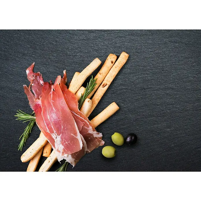 Tescoma Serviertablett Grandchef - L x B: 30 x 20 cm, Steingut - Nahaufnahme von Prosciutto, Grissini, Oliven und Rosmarin auf einer dunklen Schieferplatte, ein köstlicher mediterraner Genuss.