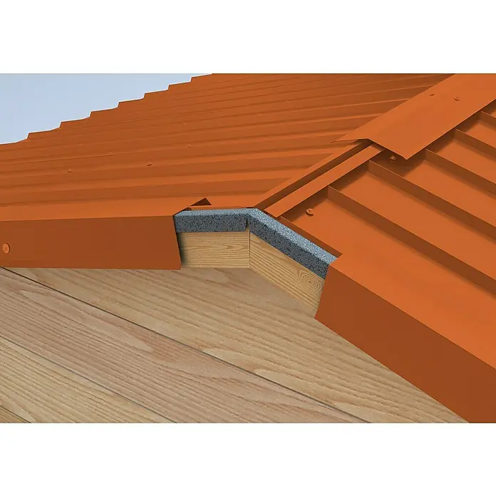 Sarei Piccolo Firstblech - Zuschnittbreite: 200 mm, Länge: 1.000 mm, Aluminium, Ziegelrot - Detailaufnahme eines Daches mit braunen Ziegeln und Isolierung, das die Konstruktionsweise und Materialbeschaffenheit hervorhebt.