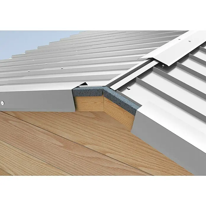 Sarei Piccolo Firstblech - Zuschnittbreite: 200 mm, Länge: 1.000 mm, Aluminium, Natur - Nahaufnahme eines Metalldachs mit Holzdetails, das die robuste und langlebige Konstruktion hervorhebt.