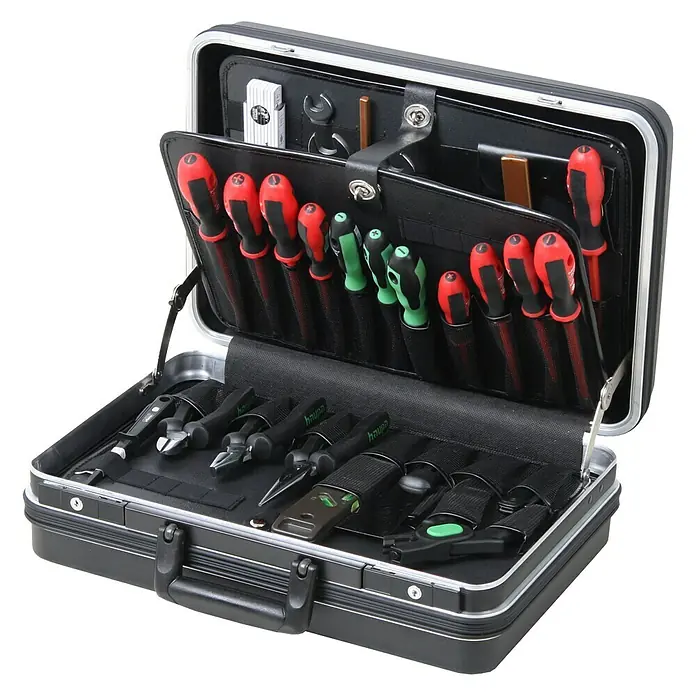 Hepco & Becker Werkzeugkoffer Classic 5121 - L x B: 370 x 490 mm, Höhe: 180 mm, ABS Pro - Ein offener schwarzer Werkzeugkoffer mit einer Auswahl an Schraubenziehern, Zangen und anderem Werkzeug. Ideal für Handwerker.