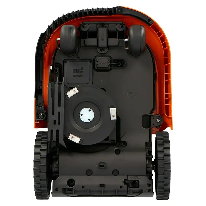 Worx PowerShare 20V Mähroboter Landroid L2000 - 2.000 m², Schnittbreite: 22 cm, Induktionsgestützte Navigation, Begrenzungskabel - Die Unterseite eines orangefarbenen Landroid-Robotermähers, der eine rotierende Klinge, Räder und verschiedene Sensoren zeigt.