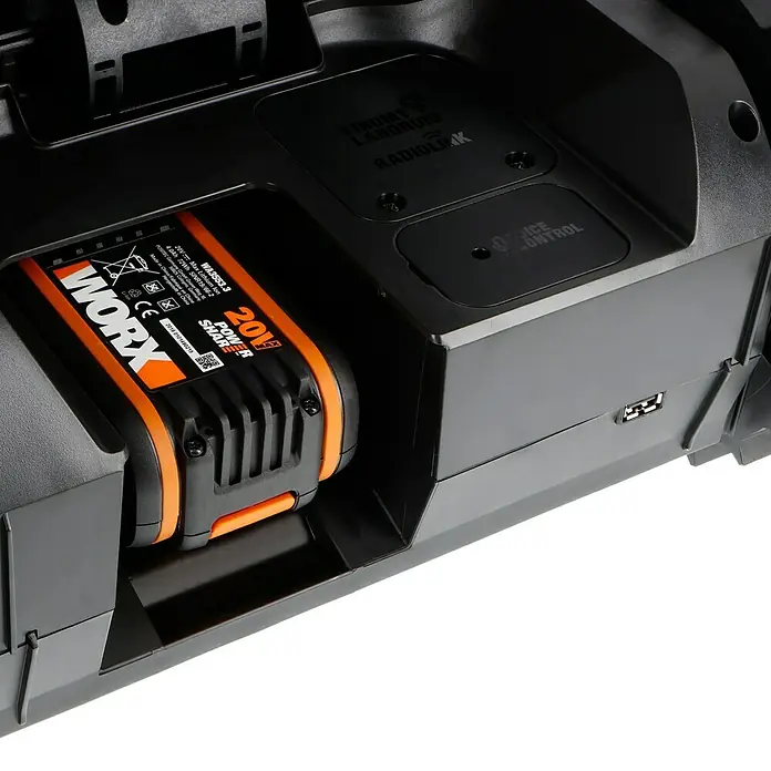 Worx PowerShare 20V Robot cortacésped Landroid M700 - 700 m², Ancho de corte: 18 cm, Navegación por inducción, Cable de antena - Se muestra una batería de la marca WORX, modelo WA3553-3, 20V Max Power Share, en un dispositivo.