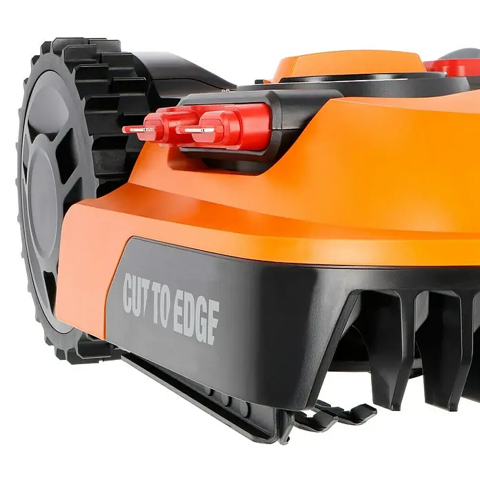 Worx PowerShare 20V Robot cortacésped Landroid M500 - 500 m², Ancho de corte: 18 cm, Navegación por inducción, Cable de antena - Primer plano de un cortacésped robótico naranja con "Cut to Edge" impreso en el parachoques negro.