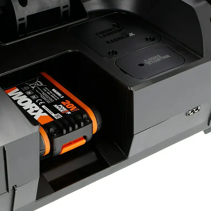 Worx PowerShare 20V Robot cortacésped Landroid M500 - 500 m², Ancho de corte: 18 cm, Navegación por inducción, Cable de antena - Detalle de una batería WORX 20V Power Share insertada en una estación de carga.