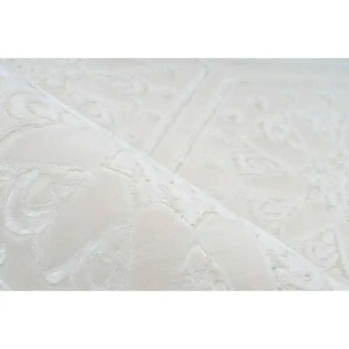 Kayoom Kurzflorteppich Monroe II - Weiß, 230 x 160 cm, 100 % Polyester - Nahaufnahme eines weißen Teppichs mit elegantem, floralem Muster, der eine luxuriöse Textur und ein raffiniertes Design präsentiert.