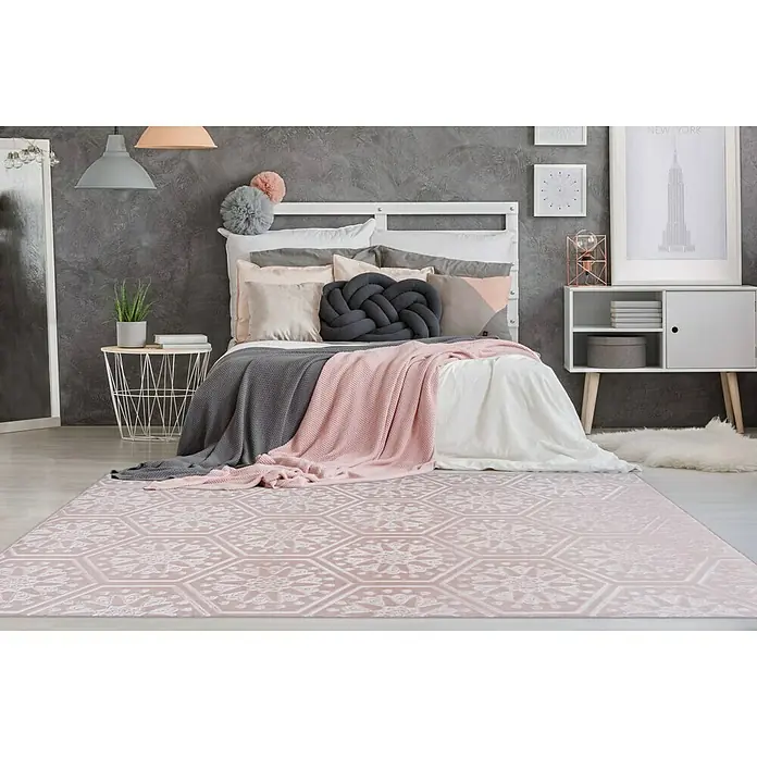 Kayoom Kurzflorteppich Monroe II - Rosa, 230 x 160 cm, 100 % Polyester - Ein modernes Schlafzimmer mit einem rosa Teppich mit geometrischen Mustern, das dem Raum einen Hauch von Eleganz verleiht.