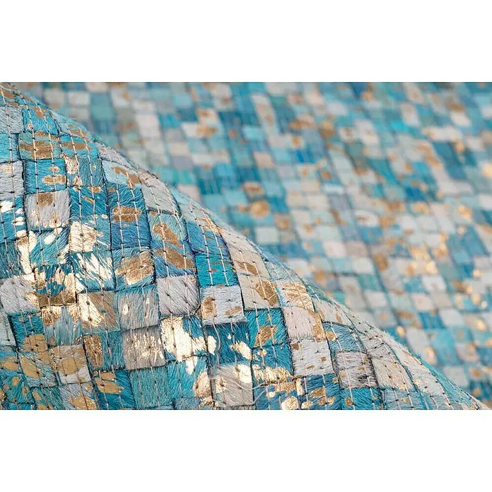 Kayoom Lederteppich Finish - Türkis, 290 x 200 cm, 100 % Leder - Nahaufnahme eines blau-goldenen Mosaikteppichs mit quadratischen Mustern, der eine elegante und moderne Textur zeigt.