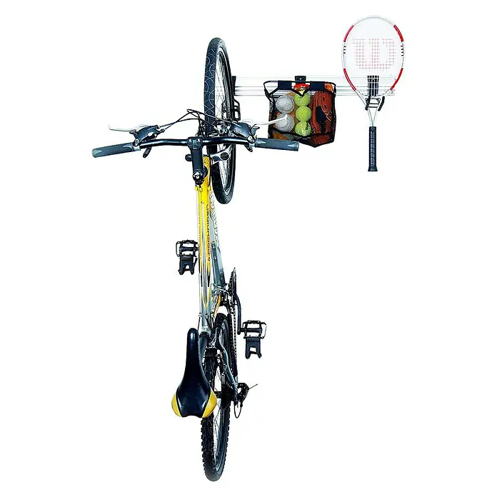 Simonrack Simonhome Aparcamiento de bicicletas - L x An x Al: 82 x 215 x 125 cm, Acero, Montaje en la pared - La imagen muestra una bicicleta, una raqueta de tenis y una bolsa de pelotas de tenis colgadas en un sistema de almacenamiento de garaje.