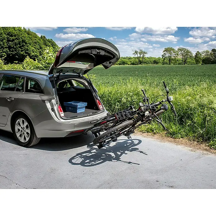 Eufab Fahrradträger Premium 2 - Geeignet für: E-Bikes, Traglast: 60 kg - Heckansicht eines Autos mit geöffneter Heckklappe und einem Fahrradträger mit zwei Fahrrädern.
