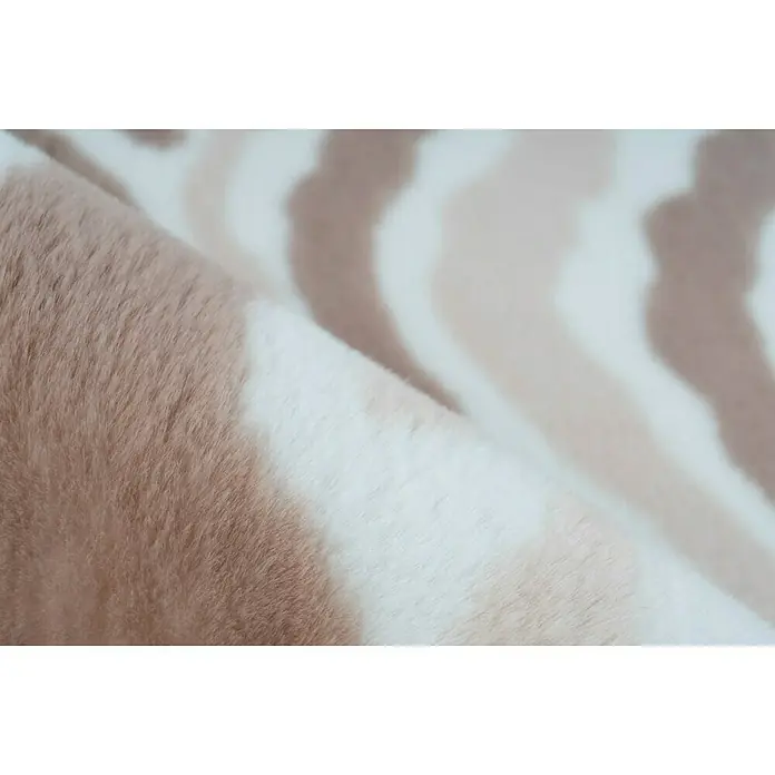 Kayoom Hochflorteppich Zebra - Weiß/Braun, 160 x 120 cm, 100 % Polyester - Nahaufnahme eines cremefarbenen und hellbraunen Zebramusters auf einem weichen Teppich, der eine gemütliche und stilvolle Textur zeigt.