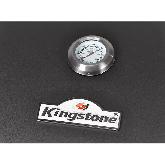 Kingstone KMS Holzkohlegrill Black Angus XXL - Grillfläche (B x T): 70 x 43,5 cm, Schwarz - Detailaufnahme eines Kingston Grills mit Temperaturanzeige und Markenlogo, die das Design und die Funktionalität hervorheben.