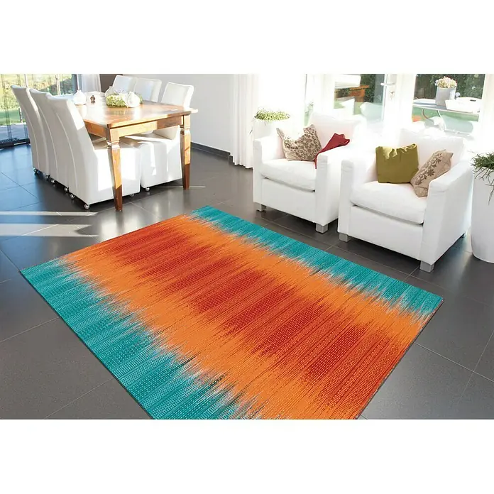 Kayoom Wollteppich Sunset - Orange/Türkis, 180 x 120 cm, 80 % Neuseeland-Wolle, 20 % Baumwolle - Ein farbenfroher Teppich in Orange- und Türkistönen liegt in einem modernen Wohnzimmer und bringt einen Hauch von Lebendigkeit in den Raum.