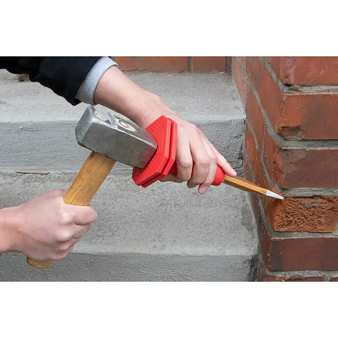Wisent Protector de manos para cincel - Material: Otros, Específico para: Cincel ovalado 20 x 12 - 26 x 13 mm, Cincel de 8 cantos 16 - 20 mm - La imagen muestra el uso de un cincel para ladrillos con protector de mano y un martillo para trabajar en piedra o ladrillos. Apto para trabajos precisos.