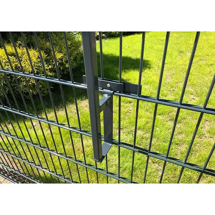 WMT Eindrehhalterung Universal - Anthrazit - Bild einer Doppelstabmatte mit Halterung, die sich an einem Zaunpfosten befindet. Der Zaun ist aus Metall und grau.