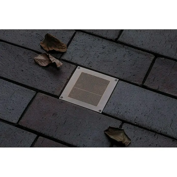 Paulmann Foco para empotrar en suelo Aron - 0,7 W, Blanco, L x An: 10 x 10 cm - Foco empotrable de metal en pavimento oscuro con hojas de otoño. La luz es cuadrada con tornillos en las esquinas.