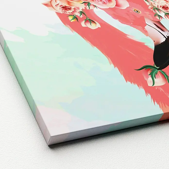 ProArt Leinwandbild - Glamour Flamingo, B x H: 40 x 40 cm - Nahaufnahme eines Leinwanddrucks mit einem eleganten Flamingo, geschmückt mit einem floralen Kopfschmuck, der auf einem Tisch liegt.