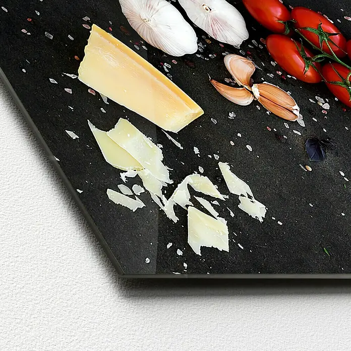 ProArt Glasbild - Italian Style, B x H: 80 x 30 cm - Eine Nahaufnahme von Parmesan, Knoblauch und Tomaten auf einer eleganten, dunklen Oberfläche.