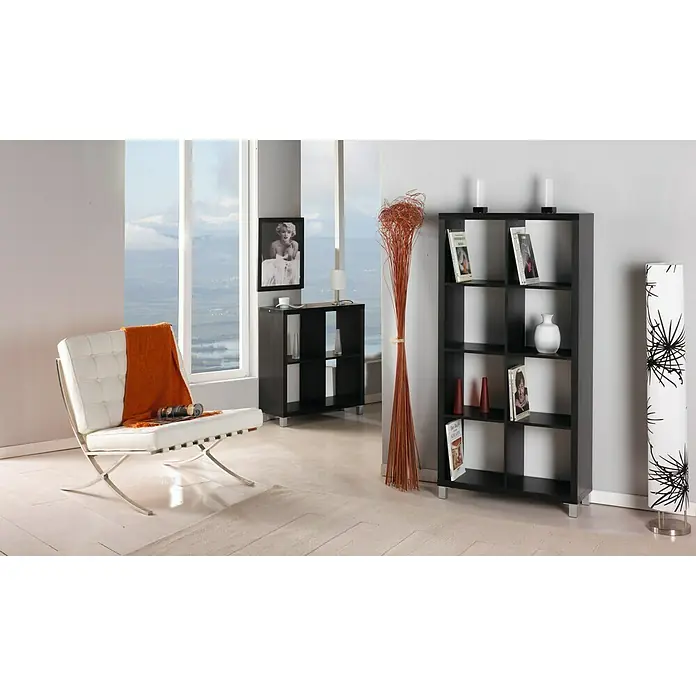 Estantería de madera Kubox - Al x An x Pr: 118 x 111 x 29 cm, Número de baldas: 9 ud., Negro - Interior elegante con una estantería negra moderna que exhibe con estilo libros y artículos decorativos.