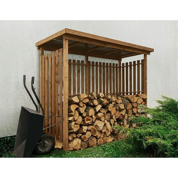 Kaminholzregal - 270 x 112 x 213 cm, Holz, Braun - Brennholzlager aus Holz neben einer Schubkarre und einem Strauch.