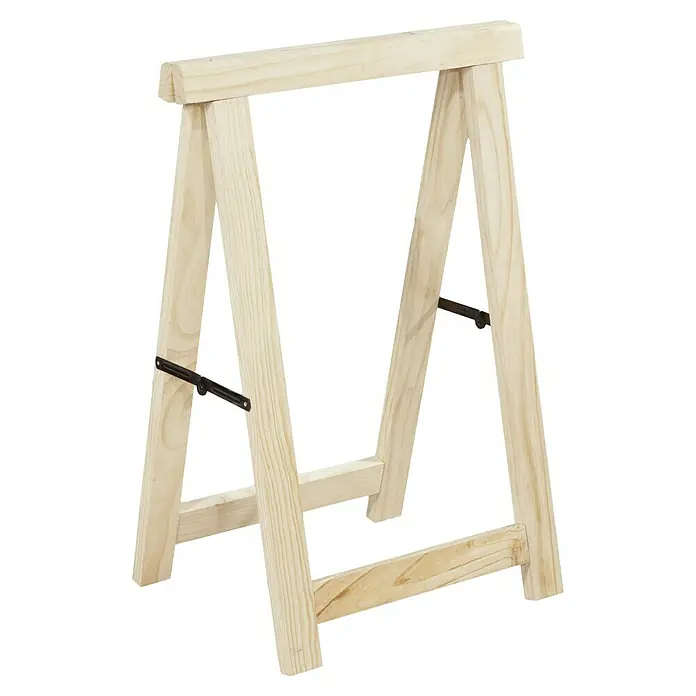Astigarraga Caballete plegable de madera plegable - Peso máximo admitido: 400 kg, Altura: 75 cm, Pino - Primer plano de un caballete de madera, perfecto para proyectos de bricolaje. Su diseño robusto ofrece un soporte fiable para diversas tareas.