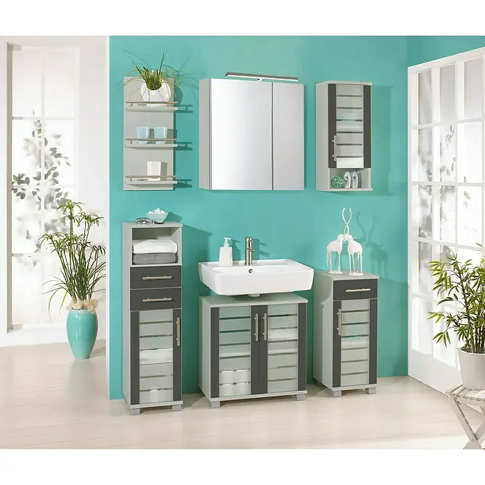 Schildmeyer Niko Highboard HBA300 - 30 x 32,5 x 110,5 cm, Silber/Anthrazit - Badezimmer-Ensemble mit einem Waschtischunterschrank, einem Waschbecken und verschiedenen Schränken in Grau und Weiß.
