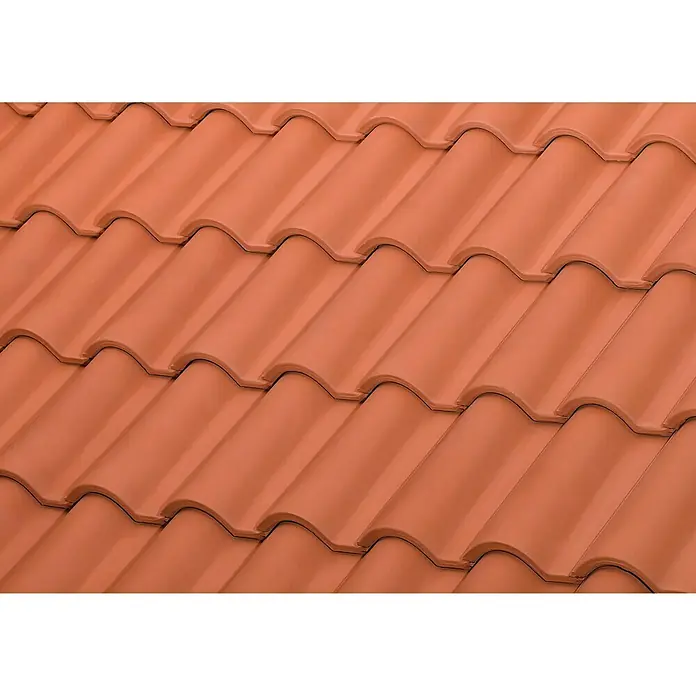 BHS Madrid Teja Mixta TB-12 - 43,9 x 26 cm, Terracota - Primer plano de tejas de terracota, creando un sistema de techado duradero y tradicional. Ideal para nuevas construcciones o renovaciones.